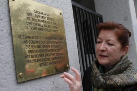 Pfarrerin Ursula Arnold zeigt die &quot;Schweinerei&quot;. 
