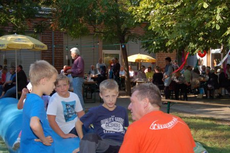 Rund 140 Gäste zog es zum Herbstfest in den Garten der Superintendentur.
