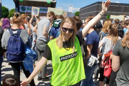Aufstehen gegen den Klimawandel! An dem Treffpunkt am 27.9. werden Spruchwesten verteilt. Foto: EJW-Archiv