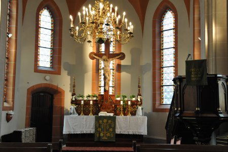 Unter gewissen Einschränkungen wie etwa 1 Meter Abstand oder Mund-Nasenschutz können ab 15. Mai wieder Gottesdienste gefeiert werden. Foto: epd/Uschmann