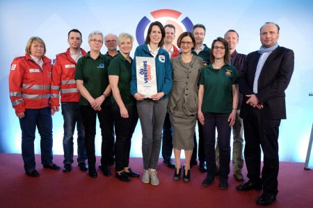 Gruppenfoto mit sechs Frauen und rechts Männern.