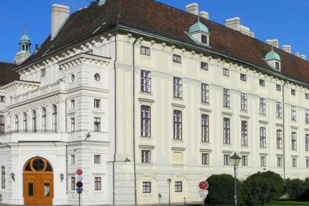 Das Gebäude der Wiener Hofburg ist zu sehen.