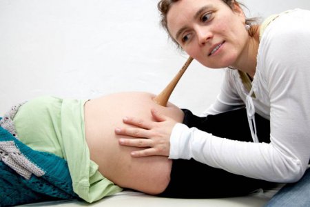 Beim Projekt &quot;Better Start&quot; der Einrichtung AmberMed bekommen unversicherte schwangere Frauen und junge Mütter professionelle Unterstützung und Hilfe, etwa durch Hebammen. (Foto: AmberMed/Nadja Meister)