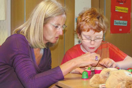 Brigitte Sageder, eine von 513 Assistentinnen der Diakonie in Oberösterreich, bei ihrer Arbeit. Foto: Rastl/Diakonie