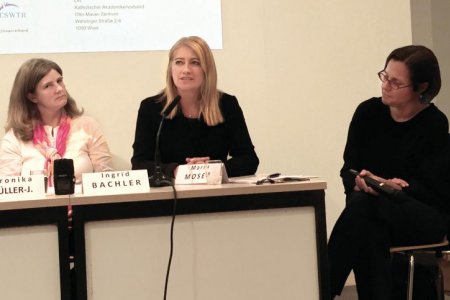 &quot;Papamonate scheitern oft schlicht an ökonomischen Voraussetzungen&quot;, so die Personalreferentin der Evangelischen Kirche, Oberkirchenrätin Ingrid Bachler (Bildmitte) bei der Diskussion mit Veronika Prüller-Jagenteufel (li.) und Maria Katharina Moser (re.) 