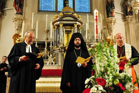 Ein Projekt für gelungene Ökumene zeichnen die Kirchen im Jahr des Reformationsjubiläums aus. Im Bild Bischof Bünker, Metropolit Arsenios und Kardinal Schönborn (v.l.) bei einem ökumenischen Gottesdienst. Foto: epd/Uschmann