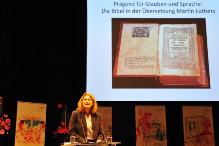Beim Reformationsempfang stellte Jutta Henner die neue Lutherbibel vor. Foto: epd/Uschmann