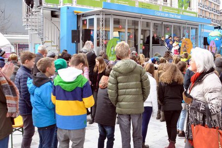Viel Programm gibt es rund um den Reformationstruck. Hier bei seinem Halt im Zentrum von Villach. Foto: Augstein Medien