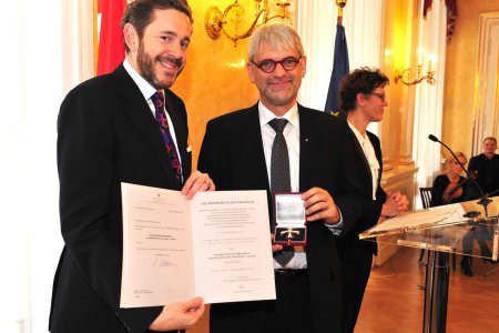 Das Ehrenkreuz für Wissenschaft und Kunst I. Klasse erhielt Prof. Ulrich Körtner am 15. November im Wissenschaftsministerium in Wien. Im Bild: Körtner mit Staatssekretär Harald Mahrer, der die Auszeichnung im Namen der Republik Österreich verliehen hat. F