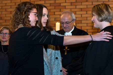 Segenswünsche für die neue Jugendpfarrerin Petra Grünfelder (re.), hier durch die Delegierten der Evangelischen Jugend H.B. Alice Neugebauer und Milena Heussler. Im Hintergrund Oberkirchenrätin Gerhild Herrgesell und Bischof Michael Bünker. Foto: EJÖ/Hoff