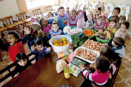 Jeder neunte Mensch auf der Welt hat nicht genug zu essen, rund eine Milliarde leidet zudem an Nährstoffmangel. Brot für die Welt unterstützt mit seiner aktuellen Kampagne das brasilianische Projekt „Gesundes Essen für Alle“. Foto: Brot für die Welt/Kopp