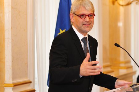 Für seine interdisziplinären Beiträge im Feld der Medizin- und Bioethik wurde der Theologe Ulrich Körtner von der Österreichischen Akademie der Wissenschaften mit dem Wilhelm-Hartel-Preis ausgezeichnet. Foto: epd/Uschmann