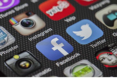 In Internet und sozialen Medien wird das Recht auf Meinungsfreiheit durch Hetze, Beschimpfungen und Hassrede missbraucht, warnt Bischof Michael Bünker anlässlich des Tages der Menschenrechte. Foto: pixabay