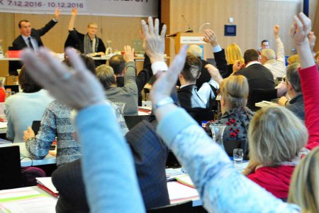 Scharfe Kritik an der aktuellen Abschiebepraxis kommt von der evangelischen Generalsynode, deren Beratungen am Samstag, 10. Dezember, in Innsbruck zu Ende gingen. Foto: epd/Uschmann