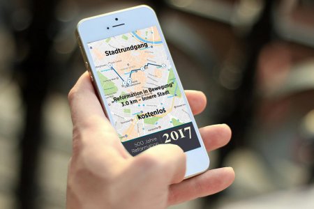   Per Smartphone kann man sich über wichtige Stationen im evangelischen Wien informieren. Erarbeitet haben die App Schülerinnen und Schüler im Religionsunterricht. Montage: epv/Kröll. Foto: pixabay