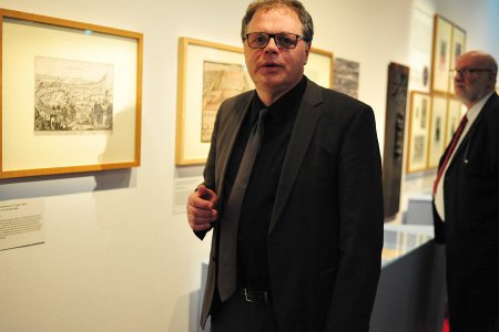 Kirchenhistoriker Rudolf Leeb vor einem Bild, das das „Auslaufen“ der Wiener zu den evangelischen Gottesdiensten außerhalb der Stadtmauern zeigt. Im Hintergrund Ministerialrat Karl Schwarz. Foto: epd/Uschmann