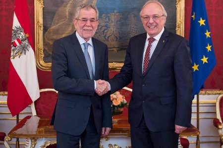 Bundespräsident Alexander Van der Bellen empfängt Bischof Michael Bünker für ein erstes Gespräch in der Hofburg. Foto: CarinaKarlovits/HBF