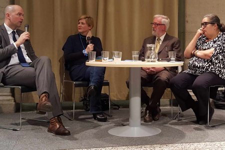   Menschenrechtsexperte Peter Kirchschläger, Moderatorin Barbara Krenn, Physiker Herbert Pietschmann und Rektorin Eva Blimlinger. Foto: epd / T. Dasek
