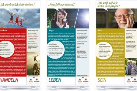 Die Ausstellung besteht aus sieben Themen-Modulen mit jeweils drei Impuls-Tafeln und einer Begrüßungstafel.Je nachdem, wohin auf den einzelnen Tafeln der Blick der Betrachter fällt, ist ein Impuls zu finden. Foto: Österreichische Bibelgesellschaft