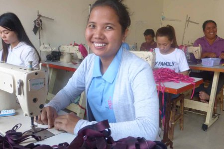Gerechten Lohn und faire Arbeitsbedingungen fordern zahlreiche Stellungnahmen zum Weltfrauentag. Im Bild eine Nähwerkstatt in Kambodscha, die durch Brot für die Welt unterstützt wird. Foto: A. Kolodziejczyk