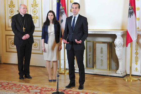 Vertreter von 16 Religionsgemeinschaften haben am Religionsgipfel im Kanzleramt teilgenommen. Im Bild Bundeskanzler Christian Kern, Staatssekretärin Muna Duzdar und Kardinal Christoph Schönborn beim Schlussstatement. Foto: epd / M. Uschmann