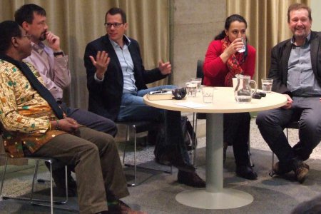 (v.l.n.r.:) Kojo Taylor, Lektor und Leiter des ‚Ghana Minstrel Choir‘, Viktor Kókai Nagy, Universitätsprofessor für reformierte Theologie in Debrecen, Christoph-Riedl-Daser, ORF-Journalist, Viola Raheb, Universitätsassistentin für Religionswissenschaft in