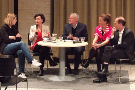 Über das Verhältnis zwischen Glaube und Beruf diskutierten die Journalistinnen Saskia Jungnikl, Renata Schmidtkunz, Julia Schnizlein und der Journalist Thomas Kramar (v.l.), in der Bildmitte Oberkirchenrat Karl Schiefermair, der das Gespräch moderierte. F Über das Verhältnis zwischen Glaube und Beruf diskutierten die Journalistinnen Saskia Jungnikl, Renata Schmidtkunz, Julia Schnizlein und der Journalist Thomas Kramar (v.l.), in der Bildmitte Oberkirchenrat Karl Schiefermair, der das Gespräch moderierte. F