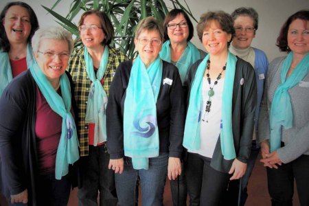 Das neue EFA-Leitungsteam (v.l.): Roberta Zelenka, Gerti Rohrmoser, Brunhilde Kuprian, Erika Schwarz, Antje Baumgartner, Ute Kolck-Thudt, Dorothea Seiferth und Rosi Neubauer. (Foto: EFA) Das neue EFA-Leitungsteam (v.l.): Roberta Zelenka, Gerti Rohrmoser, Brunhilde Kuprian, Erika Schwarz, Antje Baumgartner, Ute Kolck-Thudt, Dorothea Seiferth und Rosi Neubauer. (Foto: EFA)