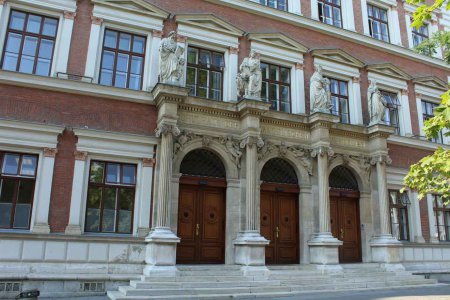 Auch der letze Abend der Gesprächsreihe zum Reformationsjubiläum findet wieder in der Evangelischen Schule am Karlsplatz statt. Foto: wikimedia/dguendel
