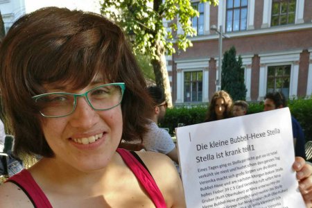 Neben Veronika Grün (im Bild) lasen auch die SchriftstellerInnen Brigitte Koxeder, Ruth Oberhuber und Stefan Mann aus ihren Texten. Foto: Diakonie Österreich/Roberta Rastl-Kircher