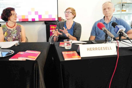 Moderatorin Ulrike Schelander-Sertic, Oberkirchenrätin Gerhild Herrgesell und der Pastoraltheologe Paul M. Zulehner bei der Auftaktpressekonferenz zur „Langen Nacht der Kirchen“ im Wiener Bibelzentrum. (Foto: epdÖ/M.Uschmann)