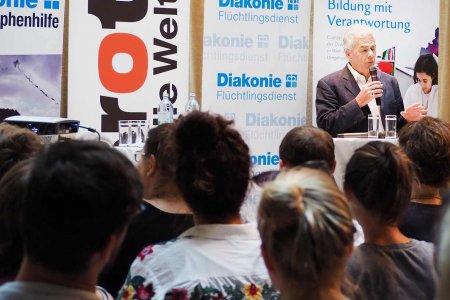 „Die Diakonie Eine Welt mit ihren zahlreichen Arbeitsgebieten ist im Jahr 2016 massiv gewachsen“, erklärte Diakonie Eine Welt-Rektor Michael Bubik bei der Präsentation des Nachhaltigkeitsberichts in Wien. (Foto: Diakonie Eine Welt)