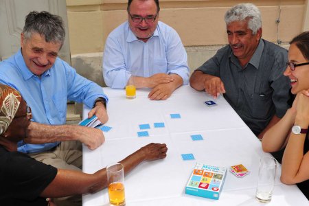   Das neue „Integrations-Memo“-Spiel funktioniert wie ein handelsübliches Memory-Spiel, jedoch mit einem wesentlichen Mehrwert: Neben dem spielerischen Erlernen der deutschen Sprache sind es vor allem die originellen Sichtweisen auf das Leben in Österreic