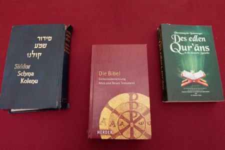 Die Heiligen Schriften der drei abrahamitischen Religionen müssen in heutigen theologischen Entwürfen ebenso berücksichtigt werden wie die Verfassungen der Länder, in denen Christen, Juden und Muslime leben, betont die katholische Theologin Irmtraud Fisch