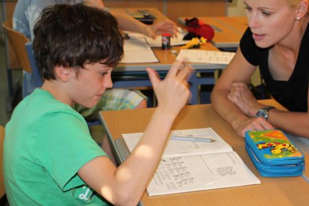 „Eine zentrale Qualität der Assistenz ist das Angebot einer stabilen, einfühlsamen Beziehung, die emotionale Sicherheit im schulischen Umfeld bietet&quot;, zeigt Sozialexperte Martin Schenk die Vorzüge des Modells der Schulassistenz auf. Foto: Diakonie Österre
