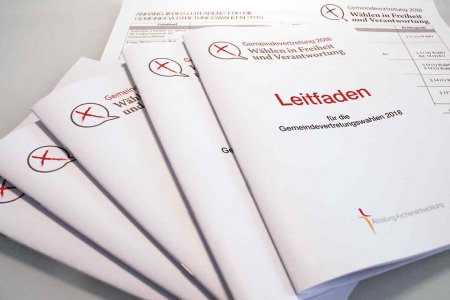 Der Leitfaden informiert über Fristen, Maßnahmen und die Organisation der Wahlen. Foto: epd/Uschmann 