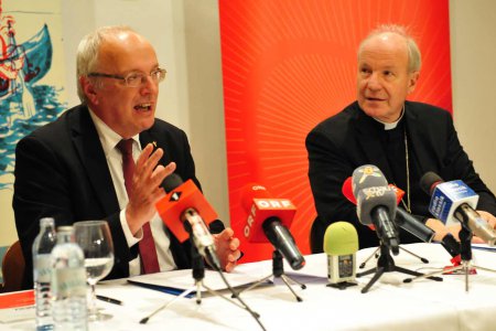 „Die christlichen Kirchen müssen deutlicher miteinander unterwegs sein&quot;, sagt Bischof Michael Bünker, hier im Bild mit dem katholischen Erzbischof der Diözese Wien, Kardinal Christoph Schönborn. Foto: epd/Uschmann 