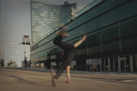 Der Freestyle-Fußballer Martin Schopf zeigt am 30. September am Rathausplatz Kunststücke mit dem runden Leder. Foto: youtube/Screenshot 