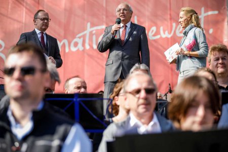 Reformation bewegt - und mehrere tausend Menschen feiern mit. Im Bild Bischof Michael Bünker mit Moderatorin Daniela Philipp und Moderator Gerald Gross bei der Eröffnung. Foto: epd/C. Husar 