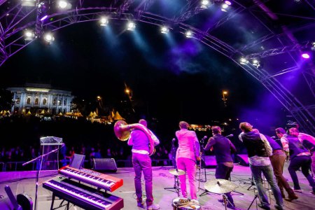 Drei Trompeten, drei Posaunen und ein Helikon - zusammen &quot;Da Blechhauf´n&quot; vor der beeindruckenden Kulisse am Rathausplatz. Foto: epd/C. Husar 