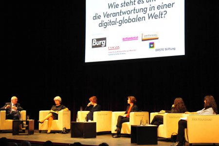 Mit Bischof Michael Bünker diskutierten im Burgtheater die ehemalige Politikerin Heide Schmidt, die Politikwissenschaftlerin Ulrike Guérot, die Moderatorin des Abends, Renata Schmidtkunz, die Theologin Viola Raheb und die Rektorin des Instituts für die Wi