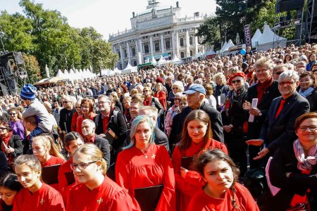 In mehreren TV-Beiträgen ist das große Fest am Rathausplatz zu sehen. Beeindruckende Bilder gibt es auf foto.evang.at. Foto: epd/C. Husar 