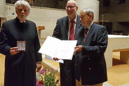 Bei der Verleihung in der Wiener Konzilsgedächtniskirche: Der Auszeichnungsträger Walter Fleischmann-Bisten, Ministerialrat Karl Schwarz und der Leiter des Kultusamtes Oliver Henhapel (v.l.n.r.). Foto: epd/T. Dasek.