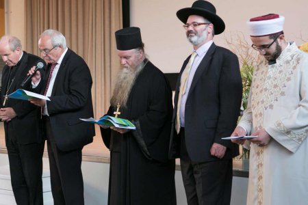   Zusammenarbeit über religiöse Grenzen hinaus als Impuls für die Gesellschaft: Im Bild die Vertreter der Kirchen und Religionsgemeinschaften beim abschließenden Segenswort. Foto: Marion Hofer