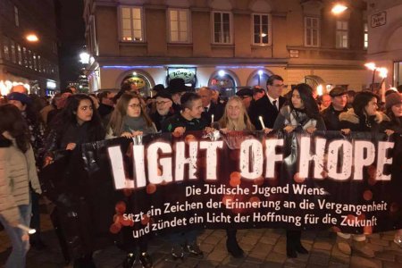 Der Lichtermarsch führte durch die Innenstadt zum Juridicum Wien und endete beim Shoah-Denkmal am Judenplaz. Foto: IKG