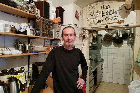 Leiter Norbert Karvanek in der Küche des &quot;Häferl&quot; im sechsten Wiener Gemeindebezirk. Foto: epd/Michael Windisch