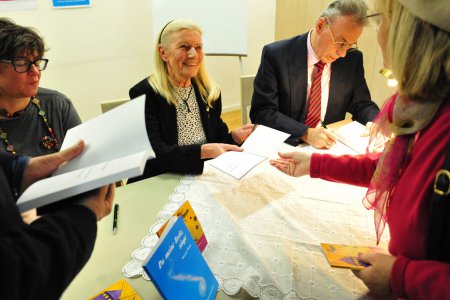 Präsentierten ihre neuen Bücher: Die ehemalige Gefangenenseelsorgerin Gerlinde Horn (Mitte) und der frühere Wiener Superintendent Werner Horn mit der Kärntner Lyrikerin Katharina Kaufmann (links). Foto: epd/M. Uschmann