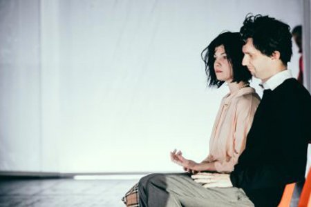 Glänzen in ihren Rollen: Nadine Quittner und Jan Thümer. Foto: www.lupispuma.com/Volkstheater