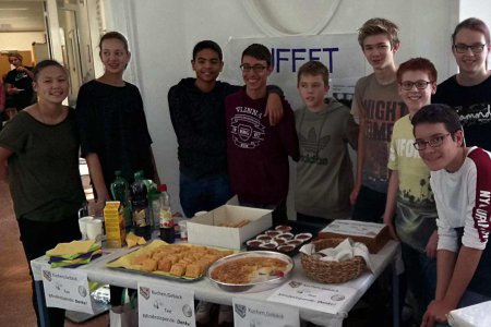 Schülerinnen und Schüler des BRG19 in Wien-Döbling sammelten mit einem Buffet Spenden für die Flüchtlingsarbeit von Kirchen im Bezirk. Foto: BRG19/Walter Pobaschnig