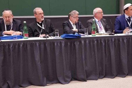 Diskutierten die lange Geschichte des Antisemitismus in den abrahamitischen Religionen: der französische Imam Hassen Chalghoumi, Bischof Michael Bünker, der argentinische Rabbiner Abraham Skorka und der italienische Erzbischof Pierbattista Pizzaballa (v.r